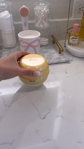 Doing a quick pre-shampoo with my Gisou mask hair oil🍯🐝✨ Applying it before washing has really helped strengthen, hydrate, and keep my hair healthier. Have you ever tried it?💗 #gisou #preshampoo #haircare #hairmask #vlog | By Amanda Pink