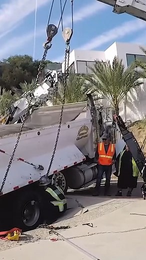 11K views · 193 reactions | Epic Fail Alert  Loaded Super 10 takes a wild dive through a driveway during a backing-up attempt  #towingtiktok #truckcrash #towingandrecovery #fyp | Pepe's Towing | Facebook