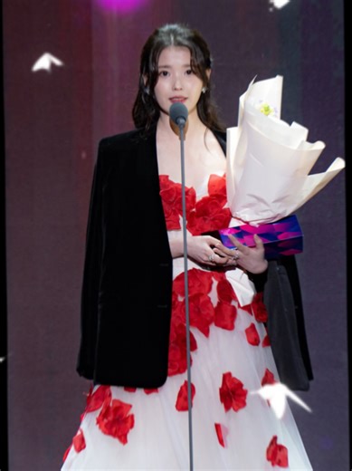🌟 IU entre dans l’Histoire 🌟 Elle l’a encore fait… et avec une élégance folle ✨ Lors des APAN Star Awards 2025, IU remporte le Daesang (Grand Prix) pour son rôle dans When Life Gives You Tangerines 🍊💫 Une performance juste, profonde, pleine d’émotions… IU ne joue pas un personnage, elle le fait vibrer 💛 Elle devient ainsi l’une des rares actrices à inscrire son nom parmi les légendes des dramas coréens. Ce prix, ce n’est pas juste un trophée. C’est la reconnaissance d’un parcours, d’un tale
