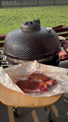 The Grilla Kong pumping out perfect steaks for all you charcoal lovers out there 🔥Grilling with charcoal has many benefits 1. Flavor: Many believe that grilling with charcoal enhances the flavor of the food with the smoky and unique taste.2. Temperature control: Charcoal grills allow for temperature from adjusting the amount and placement of the charcoal to create different heat zones. The Grilla Kong has a calibrated cast aluminum damper at the top along with the stainless steel adjustable sli