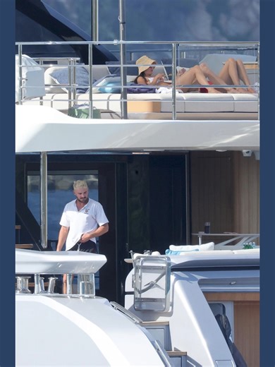 Zac Efron Updates on Instagram: "Of course right after I made the other post, I got better resolutions and some new pics. I should have probably waited a few more hours. 🙈 Anyway, here are a few more, mostly similar but new-ish pics from Sardinia with Zac and friends. #ZacEfron"