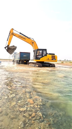 LiuGong machine damper loading 💪💯💪#hitachi #excavator #bolldozer #machine
