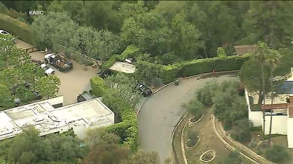 Car crashes through gate of Jennifer Aniston’s home