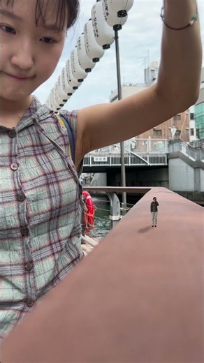 スリッパを履いた女性の巨人 / Giantess slippers