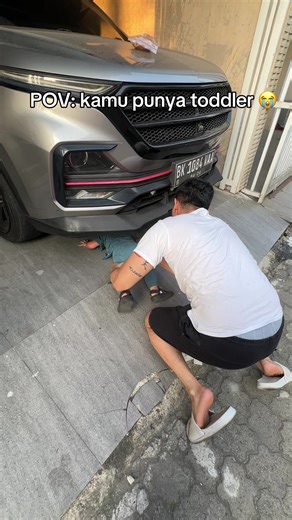Bisabisanya Dia Ke Kolong Mobil: Momen Kocak Si Kecil