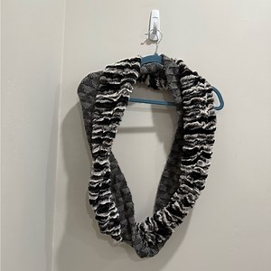 Urban Outfitters Faux Fur‎ Knit Infinity Scarf Black White Grey Textured Loop