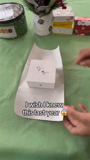 Best Buys • Shopping Hacks • Gem products on Instagram: "🎁It's the little details that make a difference ✨️ Use the leftover paper to create this cute topper for your gifts 🎄 Get the double side tape from my bio or comment 'Tape' and I will send you the product in DM. #giftwrappingideas #christmasgifts #diyhack"