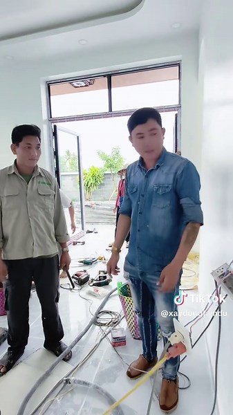 Xung đột giữa thợ sơn nước và thợ điện