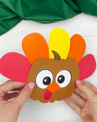 Make a paper pumpkin turkey this fall! Get a copy of the printable 👇 | Simple Everyday Mom