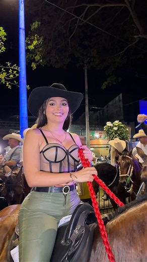 * 🇨🇴 Beautiful cowgirl steals the spotlight with her elegance and charm at the cavalcade.