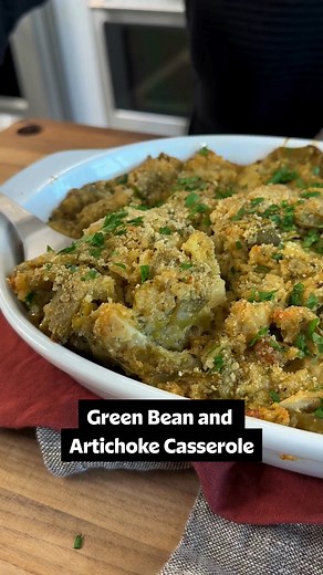 To celebrate the upcoming holiday season, we’re bringing Nicole’s favorite family recipes straight to your home. Let’s kick things off with her hearty Green Bean Artichoke Casserole! 💚🍁 🧑‍🍳: Nicole McLaughlin Ingredients: 1 1/4 cups Italian-style bread crumbs 1 1/4 cups freshly grated Parmesan cheese 3 cloves garlic, minced 1 teaspoon kosher salt 3/4 teaspoon ground black pepper 2 (9 ounce) packages frozen artichoke hearts, thawed, drained well, and roughly chopped 3 (28 ounce) cans Italian-