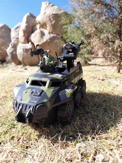 GI Joe Valor vs. Venom: Vehículo blindado de ataque rápido con figura del Sargento Bazooka