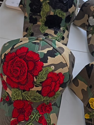 #TikTokCreatorSearchInsightsIncentive Sometimes it’s not the outfit — it’s what’s missing. A floral camouflage baseball cap can completely change casual outfits for women and add personality without trying too hard. Statement hats for women are one of the easiest ways to elevate everyday looks, especially when you want comfort and style together. Watch all the colors and tell me what you’d change or add to your wardrobe to make your outfits pop. Be sure to like, share, and follow for more outfit