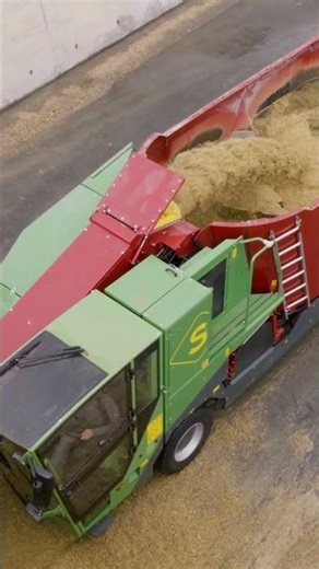 Новият модел самоходни фуражораздаващи миксери Strautmann Primus в действие