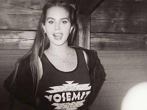 Lana Del Rey publica foto de topless e ganha elogio de fãs
