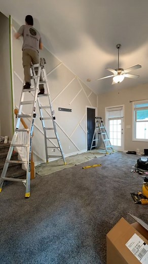 ✨ “Elevating this Living Room with Geometric Glam on a Vaulted Ceiling! ✨🔺” Who says accent walls are limited to straight ceilings? 😍 We took on the challenge of installing a mesmerizing geometric design on this vaulted ceiling, and the result is absolutely stunning! 🏰✨ The angled ceiling added a unique twist to the project, making it even more eye-catching. From careful planning to precise execution, this accent wall installation was a labor of love. 🎨💪 The geometric patterns perfectly com