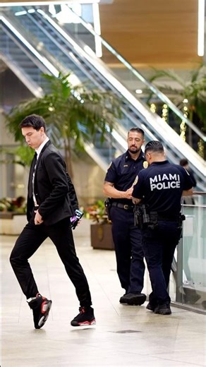 Smooth criminal vs 2 cops 😝😎