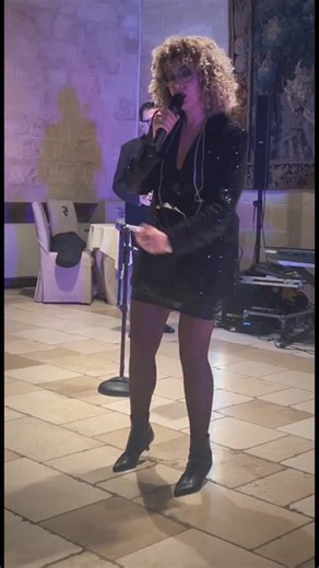 ⭑ 𝙎𝙚 𝙘’è 𝙞𝙡 𝙨𝙞𝙡𝙚𝙣𝙯𝙞𝙤 𝙣𝙚𝙡 𝙩𝙪𝙤 𝙘𝙪𝙤𝙧𝙚 𝙙𝙤𝙧𝙢𝙚 𝙡’𝙖𝙢𝙤𝙧𝙚, 𝙡𝙖𝙨𝙘𝙞𝙖𝙡𝙤 𝙨𝙤𝙜𝙣𝙖𝙧𝙚 𝙪𝙣 𝙥𝙤’ 𝙨𝙞 𝙨𝙫𝙚𝙜𝙡𝙞𝙚𝙧à 𝙡𝙤 𝙨𝙤…𝙢𝙖, 𝙞𝙤 𝙚 𝙩𝙚 𝙙𝙖 𝙨𝙤𝙡𝙞, 𝙣𝙤𝙣 𝙙𝙚𝙫𝙞 𝙙𝙞𝙧𝙡𝙤 𝙢𝙖𝙞 ⭑ ɪᴏ ᴛᴇ ᴅᴀ ꜱᴏʟɪ ♡ #lovesong #canzonidelcuore #ioetedasoli #mina #livemusic #lamiaestate #ricordipreziosi #voice #live #life @atmosferablu_livemusic ♪ @torre_del_parco ✻ | Valentina Ricchiuto