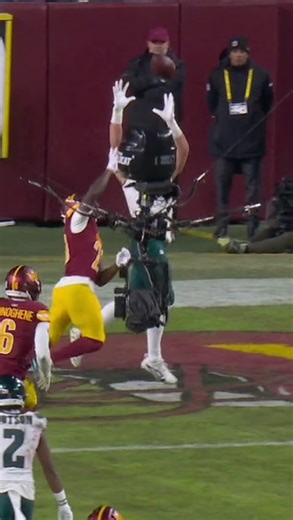 Jalen Hurts Throws a Perfect Dime to Dallas Goedert