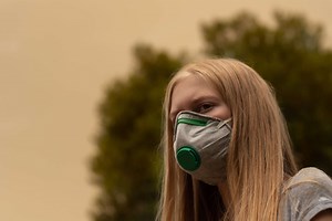 Les masques anti-Covid protègent-ils des fumées toxiques des incendies ?