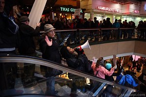 Seattle police pepper spray, arrest downtown protesters