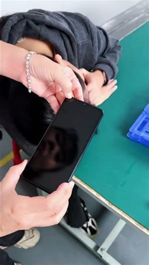 Applying screen protectors to your phone is too much trouble? This cleanroom-free tempered glass