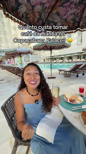 Como reservar o café da manhã no Copacabana Palace? Passo a passo 👇 👉Entre no site do hotel 👉 Clique em ”Restaurante Pérgola” 👉 Escolha a opção ”café da manhã” Obs: geralmente, as vagas esgotam semanas antes da data. Então, não deixe pra fazer sua reserva em cima da hora. 💡Dica: escolha os primeiros horários para você conseguir aproveitar ao máximo. Quem chega cedo, consegue escolher uma mesa perto da piscina (são os lugares mais disputados). ⏰Horários Segunda a sexta - 06h30 às 10h30 Sábad