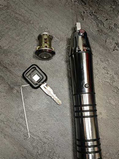 No sé de qué auto era esta cerradura... pero la KRONOS sí sabía 🤣🔐 #viral #seguridad #lockpicking #KybLocks #locksmith