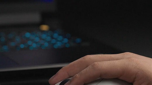 电竞神器，掌控全场！轻巧便携设计，搭配高性能配置，畅享丝滑操作。无论是通勤路上还是居家娱乐，都能随时开启沉浸式游戏体验，解决卡顿延迟烦恼，真实还原战场细节，让每