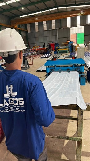 "Así se eleva la resistencia." 🏗️🛡️ Te mostramos cómo se sube una plancha de aluzinc con cuidado, técnica y seguridad. Un material liviano, fuerte y anticorrosivo, listo para instalar y proteger tu obra por años. ✨ Aluzinc en acción: ligero, durable y confiable. | Lagos Coberturas Aluzinc