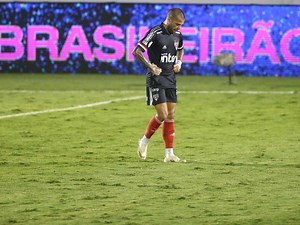 Diretor reconhece problema com salário de Daniel Alves