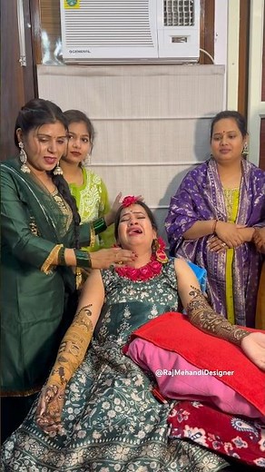 मेहँदी लगाते ही क्यों रोने लगी दुल्हन😭 #emotional #mother #Daughter #mehndi #henna #bridalmehndi