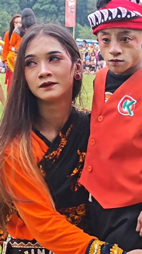 181K views · 2K reactions | Digoda cewe cantik Teguh Cilik tetap tak bergeming, rugi dong #teguhcilik #jarananfacebook #ndadijaranan #mendhemebeg #kesurupankudalumping #ebegbanyumasan #karmanebegbanyumas #hiburan #lucu #fbpro #reels #wongunik #reelsvideo #jangkauanluas #beranda #trending | Warna Ebeg | Facebook