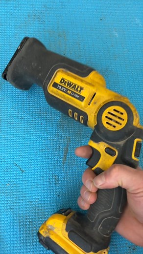 Hacksaw Hack. #tipcentric #tips #tipsandtricks #tools #Hacksaw #fbreels #learn #instagram #facebook #instagramreel #diy #workshop | TIP Centric