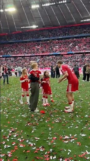Harry Kane with his family during the Bundesliga title celebration | Bayern vs Köln
