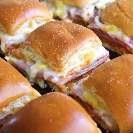 274K views · 17 reactions | Your party isn't complete until you serve up these HAWAIIAN PIZZA SLIDERS! Loaded with all your favorite pizza toppings, these sliders are easy to make and always a crowd favorite! RECIPE--> https://breadboozebacon.com/hawaiian-pizza-sliders/ | Bread Booze Bacon | Facebook
