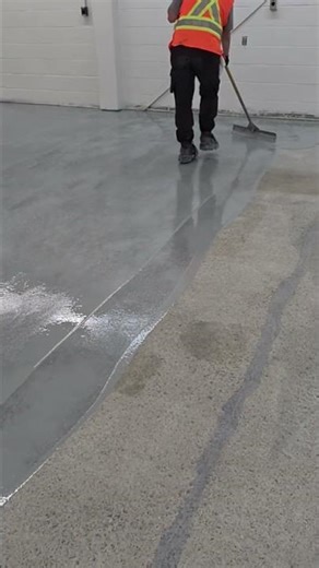 Application d'une première couche époxy #construction #epoxy #epoxyfloor #squeegee