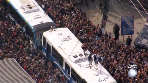164K views · 3.5K reactions | Policiais e apoiadores do MC Poze do Rodo entraram em confronto em frente à penitenciária Bangu 3, onde o artista está preso, no Rio de Janeiro, nesta terça (3). Centenas de pessoas aguardam pela saída do MC, que foi liberado da prisão temporária após análise de um desembargador. Entre os manifestantes está o MC Oruam, que chegou a ser agarrado por policiais #NotíciasBGT | Balanço Geral | Facebook