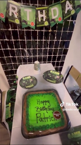 Another budget friendly birthday success. Got the whole kit at @Temu for less than $15. Gamer theme 🎮💚💙 #birthday #gamergirl #fornite #gamerbirthday #birthdayparty #fypage #fyp #fypシ゚viral #tiktok #birthdaysurprise #budgetfriendly #easydecor #simplebirthday #temu #gamerentiktok #husband