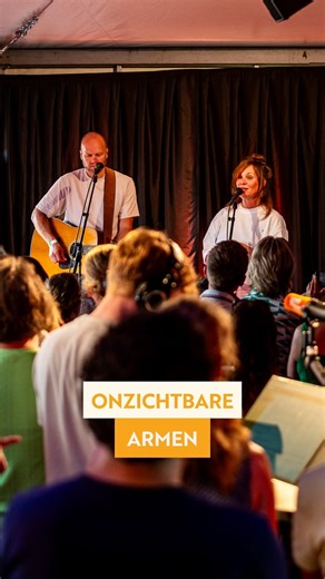 God draagt je met Zijn onzichtbare armen 🧡 De afgelopen weken deelden we de optredens van artiesten die bij ons in de studio op Opwekking speelden. Ook LEV gaf een prachtig optreden… maar ja, ook bij ons gaat er weleens iets mis 😅 Een technische storing zorgde ervoor dat we hun optreden niet helemaal op beeld konden vastleggen. 😕 Gelukkig hebben we wél dit fragmentje en misschien zijn dit wel precies de woorden die je vandaag nodig hebt. God is altijd bij je! 🙌🏼 | Groot Nieuws Radio