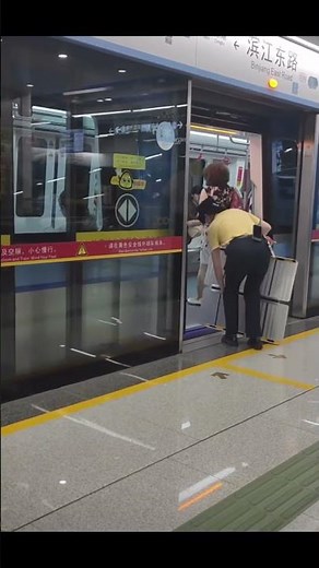 Kindness on the Subway: Female Officer Helps Disabled Person Get Off the Train