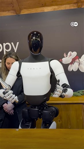 Optimus, un robot humanoide de #Tesla, sirve palomitas de maíz en un centro comercial de Berlín. Video cortesía: DW #ELUNIVERSO #Noticias | El Universo