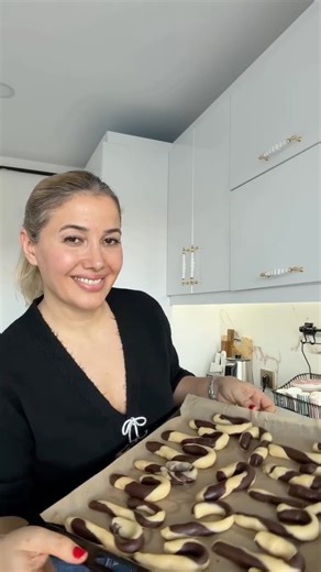 Figen Şeker on Instagram: "Az malzemeli ve yapımı aşırı kolay bir yılbaşı kurabiye tarifim var😍 Baston Kurabiye Malzemeler; -125 gram tereyağı (oda sıcaklığında) -1 su bardağı pudra şekeri -1 yumurta -1 paket vanilin -Aldığı kadar un (2 su bardağı sonra ölçülü) -Kakao Öncelikle tereyağı ve pudra şekerini güzelce karıştırıyoruz. Kakao hariç kalan malzemeleri de ekleyerek ele yapışmayacak ve yumuşak bir hamur elde ediyoruz. Hamuru iki eşit parçaya bölüp bir parçasına kakao ekliyoruz. Ve bu iki p