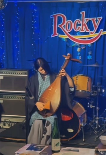飛び入り薩摩琵琶演奏✨🥁 五反田 Rockyさんで開催された 岩手の地酒イベント IWATE SAKE TASTE vol.4 にて🍶 ご紹介の流れで一節演奏させていただきました🎶 「初めて生で琵琶を聴きました」とのお声も✨ 琵琶の音色を、もっといろんな場所、人へ届けられたら嬉しいです🙏🪕 The Satsuma biwa is the instrument played by Nakime in Demon Slayer: Kimetsu no Yaiba. #薩摩琵琶 #琵琶 #biwa #demonslayer #nakime