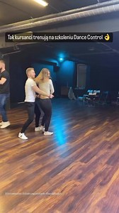Tak kursanci trenują na szkoleniu Dance Control :) Obserwuj ten profil i nie przegap kolejnych materiałów.#taniec #nauczsietanczyc #DanceControl #taniecdlamezczyzn #taniecweselny #taniecuzytkowy #taniecimprezowy #taniecwparze #taniecsolo #taniecwklubie | Dance Control - zacznij tańczyć w 2 dni