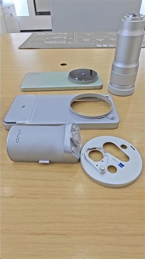 Vivo X300 Ultra Step-by-step tutorial on installing a teleconverter.