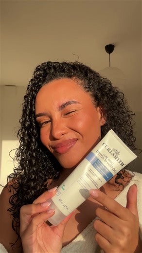 That transformation😮‍💨 Lift away build up, dirt and hard water minerals without leaving your hair dry using the Curl Reset Detox Shampoo✨ #CurlsmithWorld #Curlsmith #CurlyHairTok #CoilyHair # Healthy scalp hack | Deep cleansing shampoo | Curls reset routine