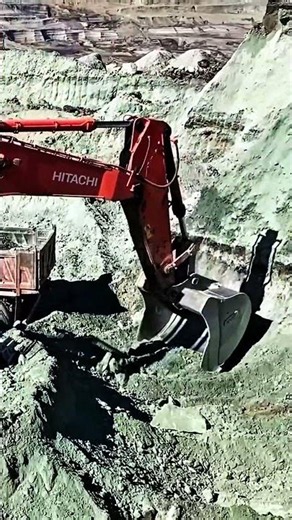 Hitachi Zaxis 670LCR Loading Overburden Like a BEAST! 🔥 #heavyequipment #earthmoving