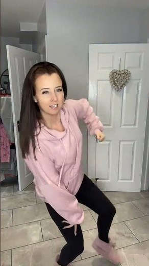 Tik tok - pretty girls walk like this #tiktokvideo #dance