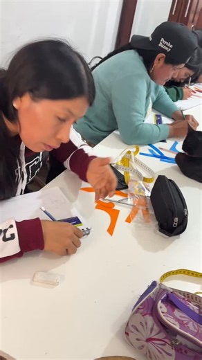 🧵👗 CURSO DE CORTE Y CONFECCIÓN 👗🧵 ✨ Aprende a confeccionar tus propias prendas con técnicas profesionales y resultados increíbles ✨ 🪡 ¿Qué aprenderás? ✅ Confección desde CERO: toma de medidas, patronaje, corte y confección ✅ Elaboración de blusas, faldas, vestidos, camisas, ternos deportivos y blazers ✅ Uso de máquinas recta, recubridora y overlock ✅ Técnicas de armado, acabados y ajustes de prendas ✅ Conocimientos básicos para iniciar tu propio emprendimiento en moda ✅ Obtén tu certificado